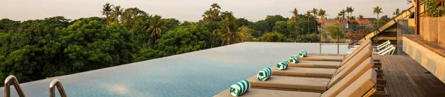 Chillen in een rooftop zwembad op Bali 